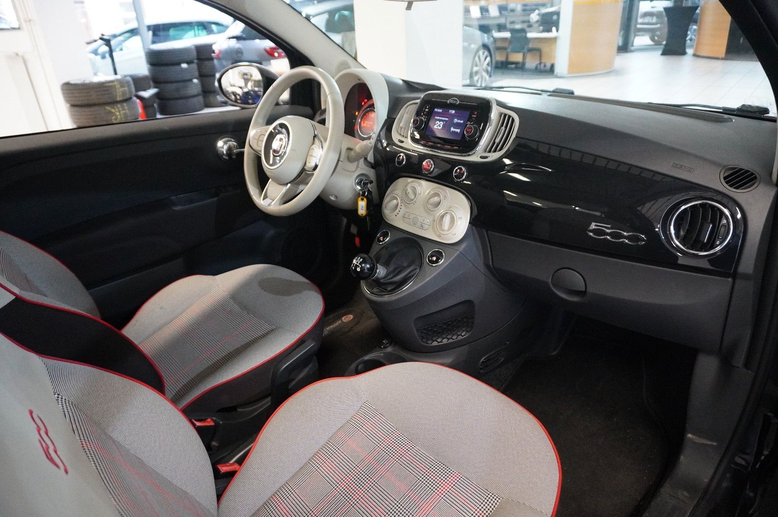 Fahrzeugabbildung Fiat 500 1.2 LOUNGE LED/PANO./USB/NEBEL/TOUCH/PDC