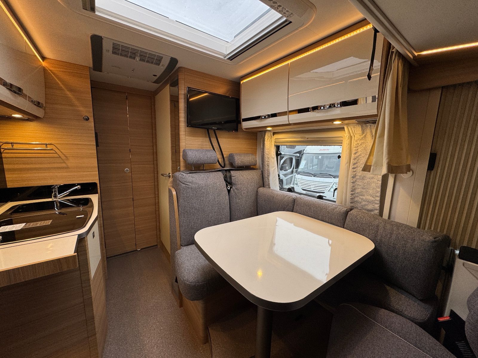 Fahrzeugabbildung Dethleffs Globebus I 006 GT PAKET WHITE 9GT SAT DACHKLIMA