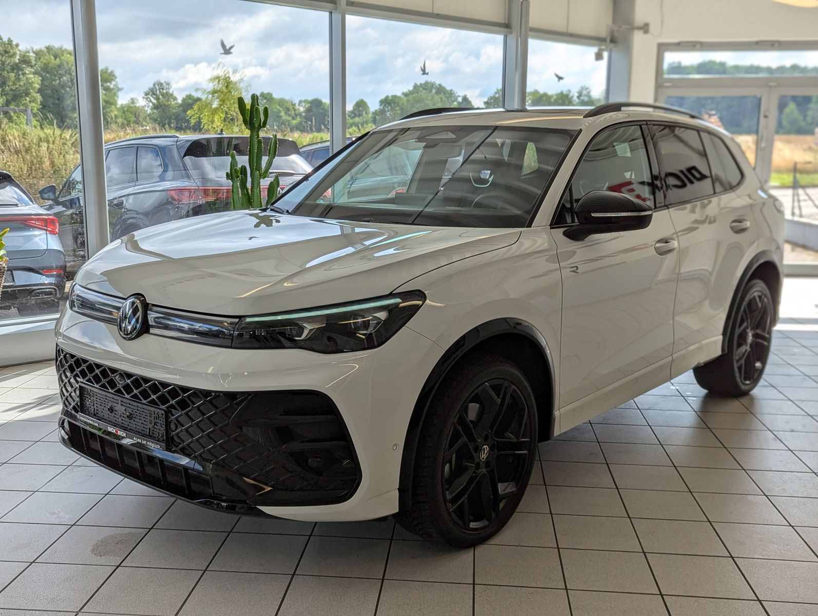 VW Tiguan 2.0TDI R-Line 4M Pano Black AHK Matrix 20 - Image 3