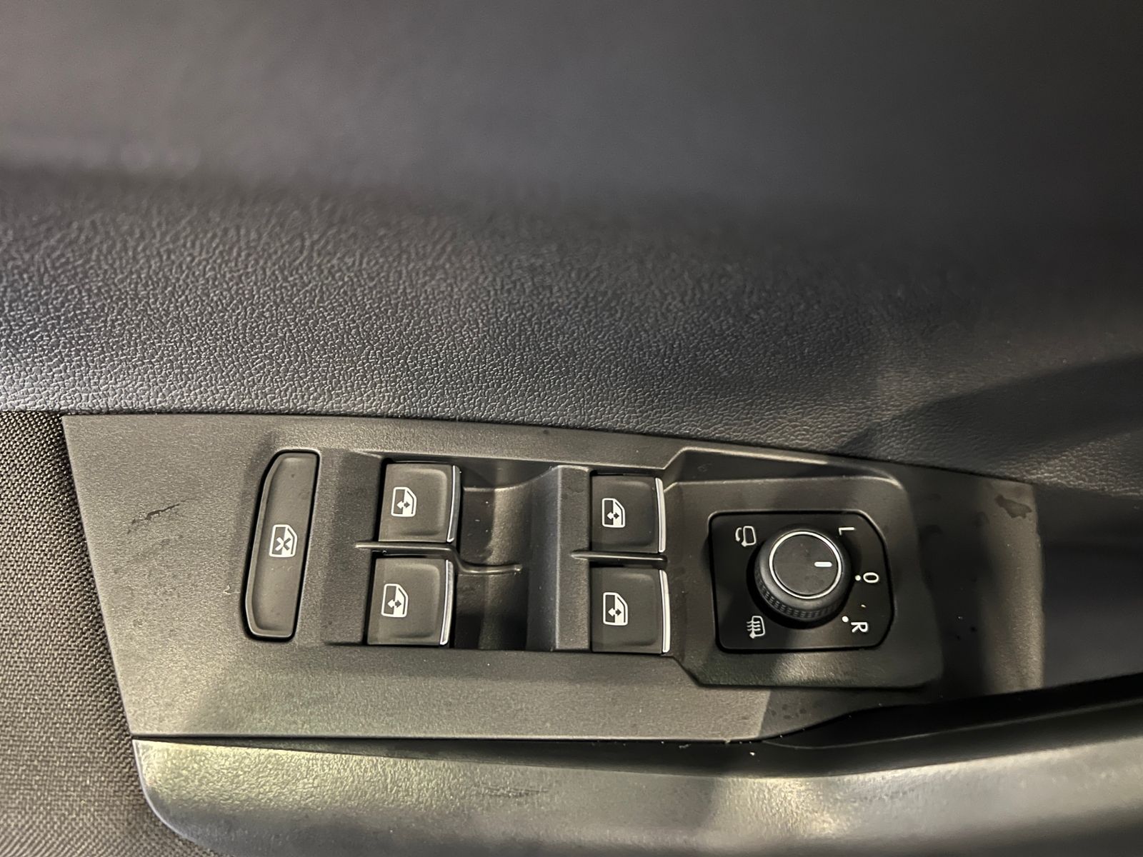 Fahrzeugabbildung Volkswagen Taigo R-Line 1.5 TSI DSG *AHK, Navi, "IQ.DRIVE"*