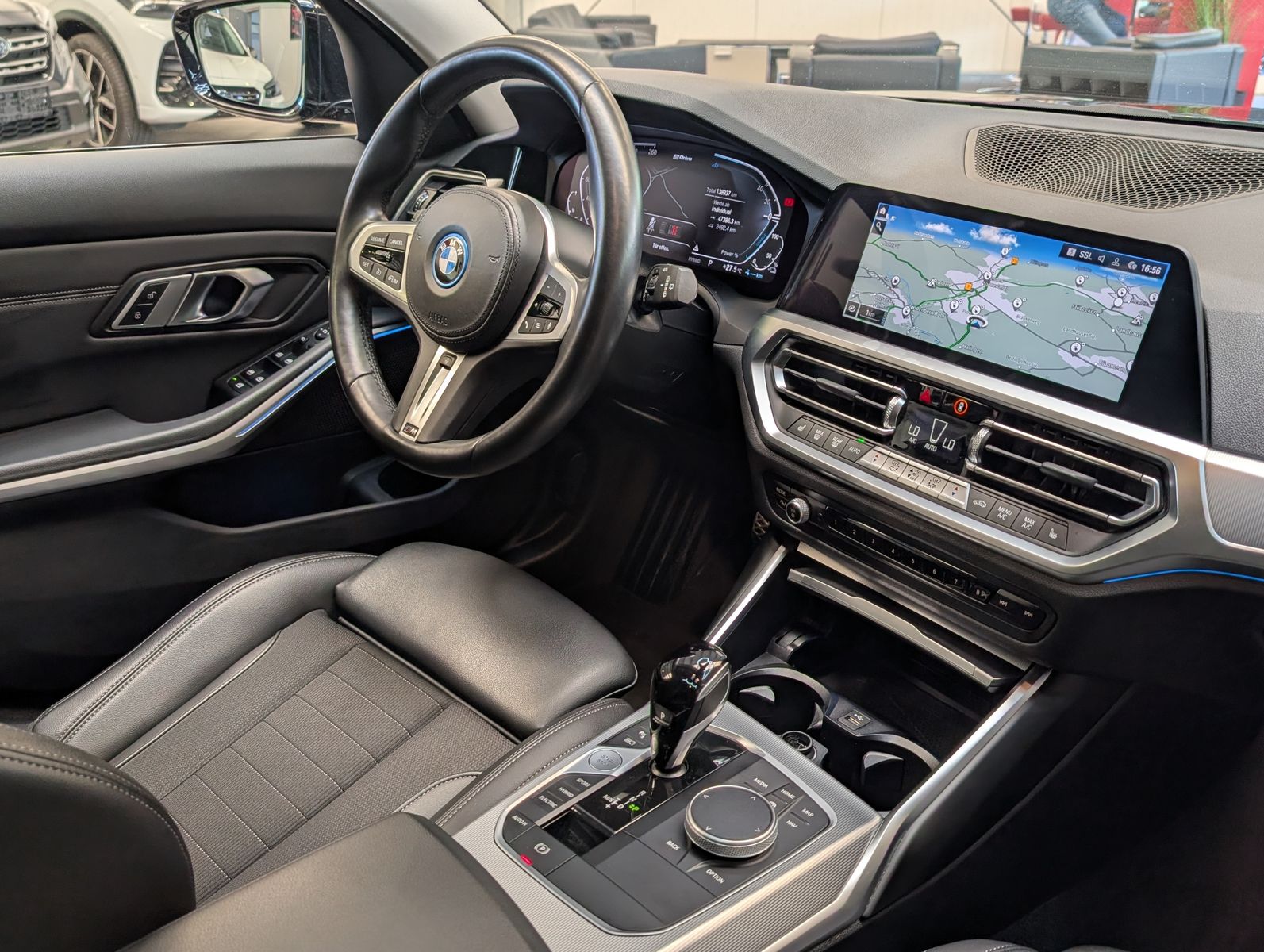 Fahrzeugabbildung BMW 320 e xDrive Sport Line Schadow Pano Laser Navi