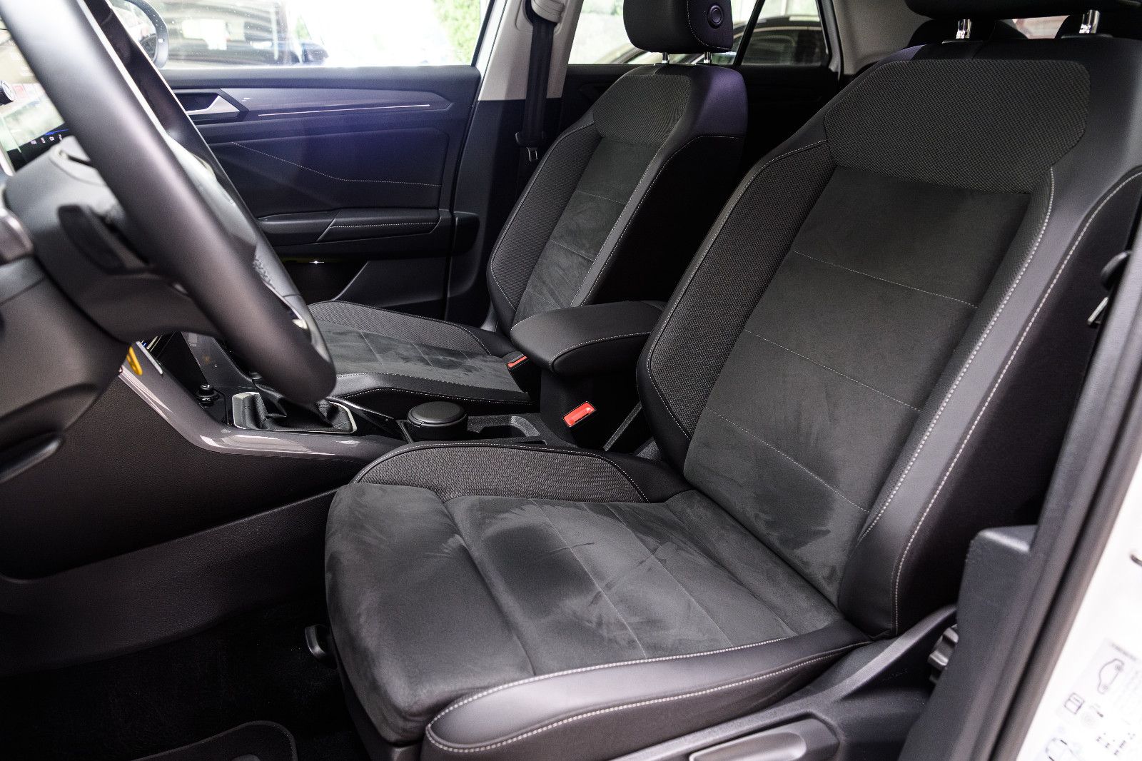 Fahrzeugabbildung Volkswagen T-Roc Style 1.5 TSI DSG LED+AHK+NAVI+ACC+APP+SHZ