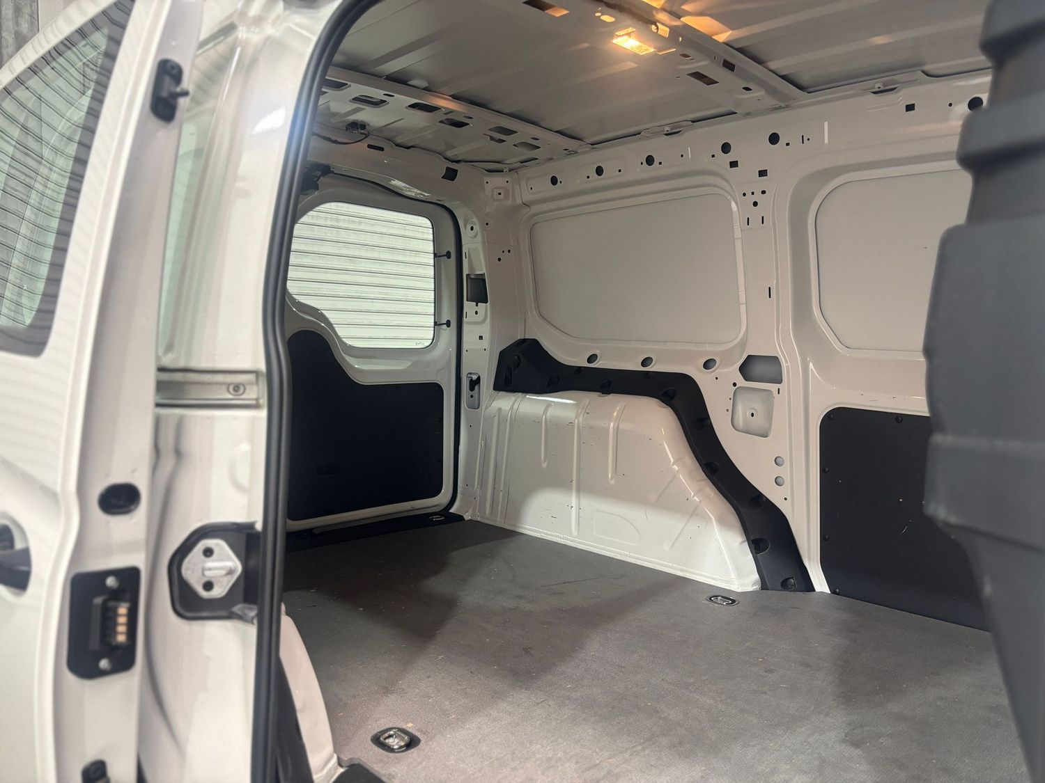 Fahrzeugabbildung Volkswagen Caddy Maxi EcoProfi#Kamera#AHK#Spur#Tempo.