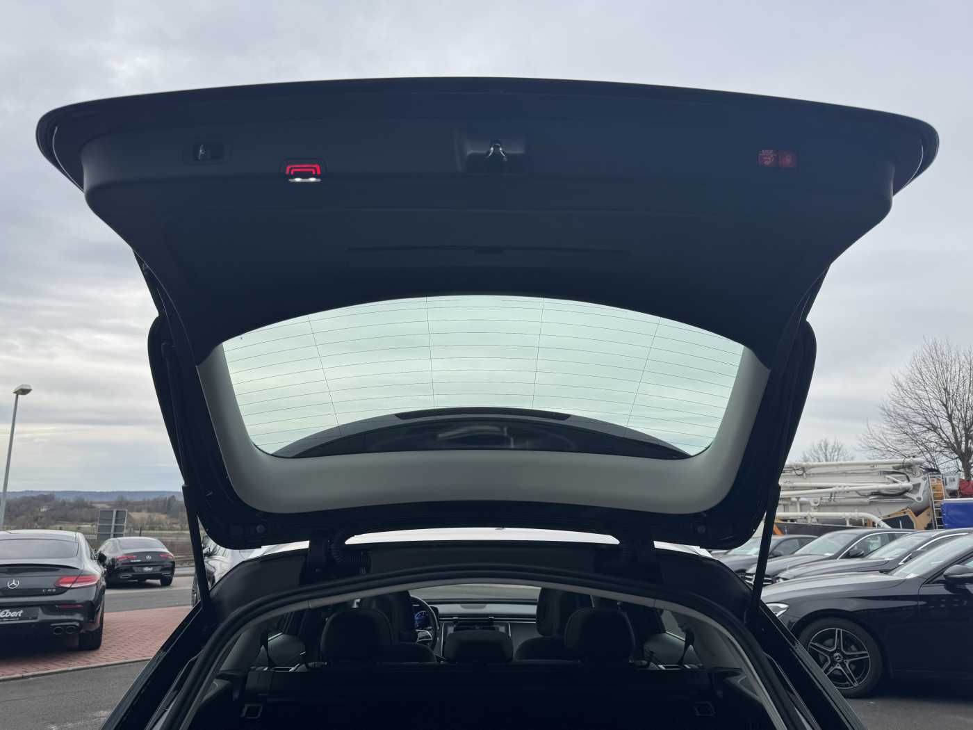 Fahrzeugabbildung Mercedes-Benz E 200 T AVANTGARDE+DistrPlus+Pano+ AHK+Ambiente