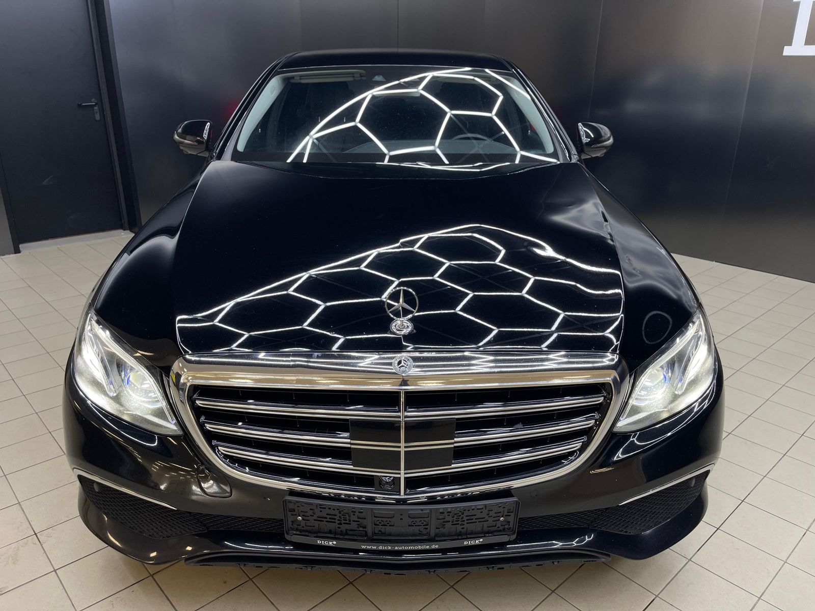 Fahrzeugabbildung Mercedes-Benz E 400 4M Exclusiv MULTIB+STDHZ+MEMO+360°+ACC+AMG