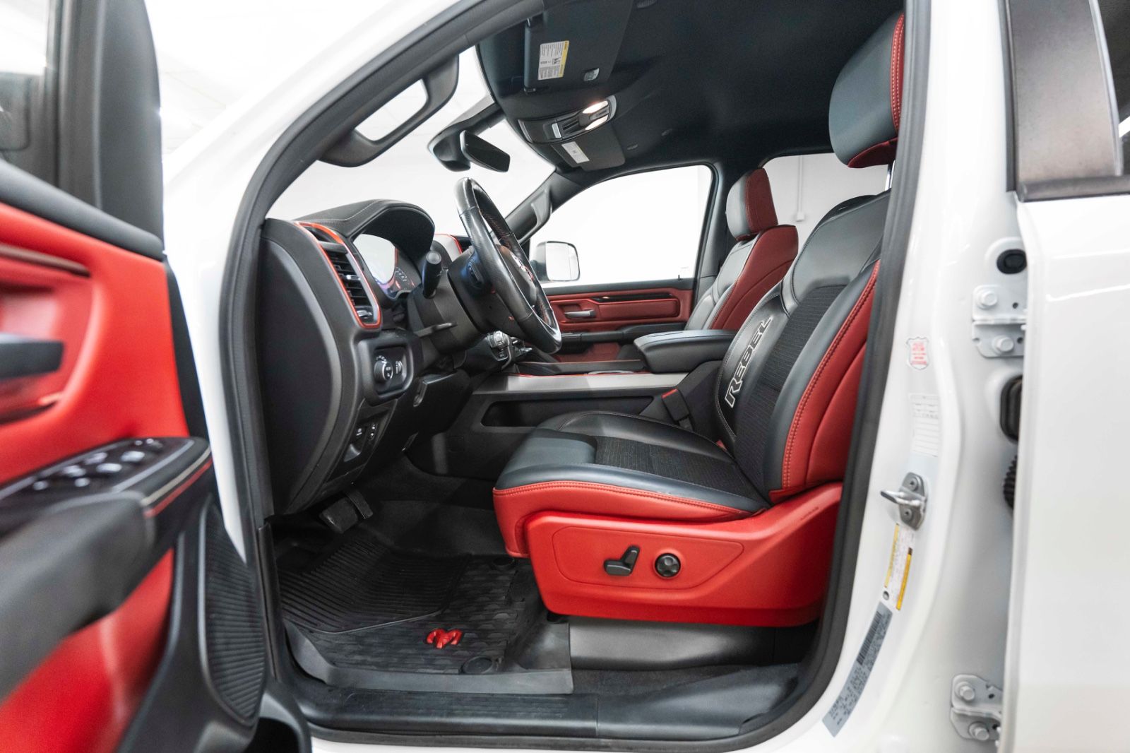 Fahrzeugabbildung Dodge RAM 1500 REBEL 5,7L CARPLAY KAM AHK M+S TEMPOMAT