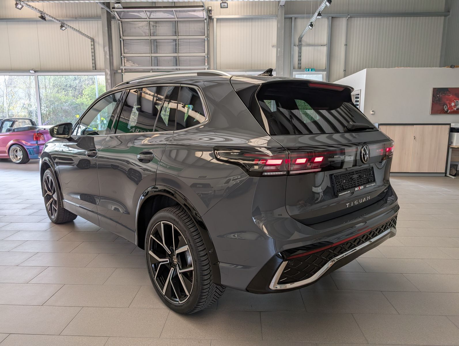 Fahrzeugabbildung Volkswagen Tiguan 2.0TDI R-Line 4M Pano H/K AHK Matrix 20"