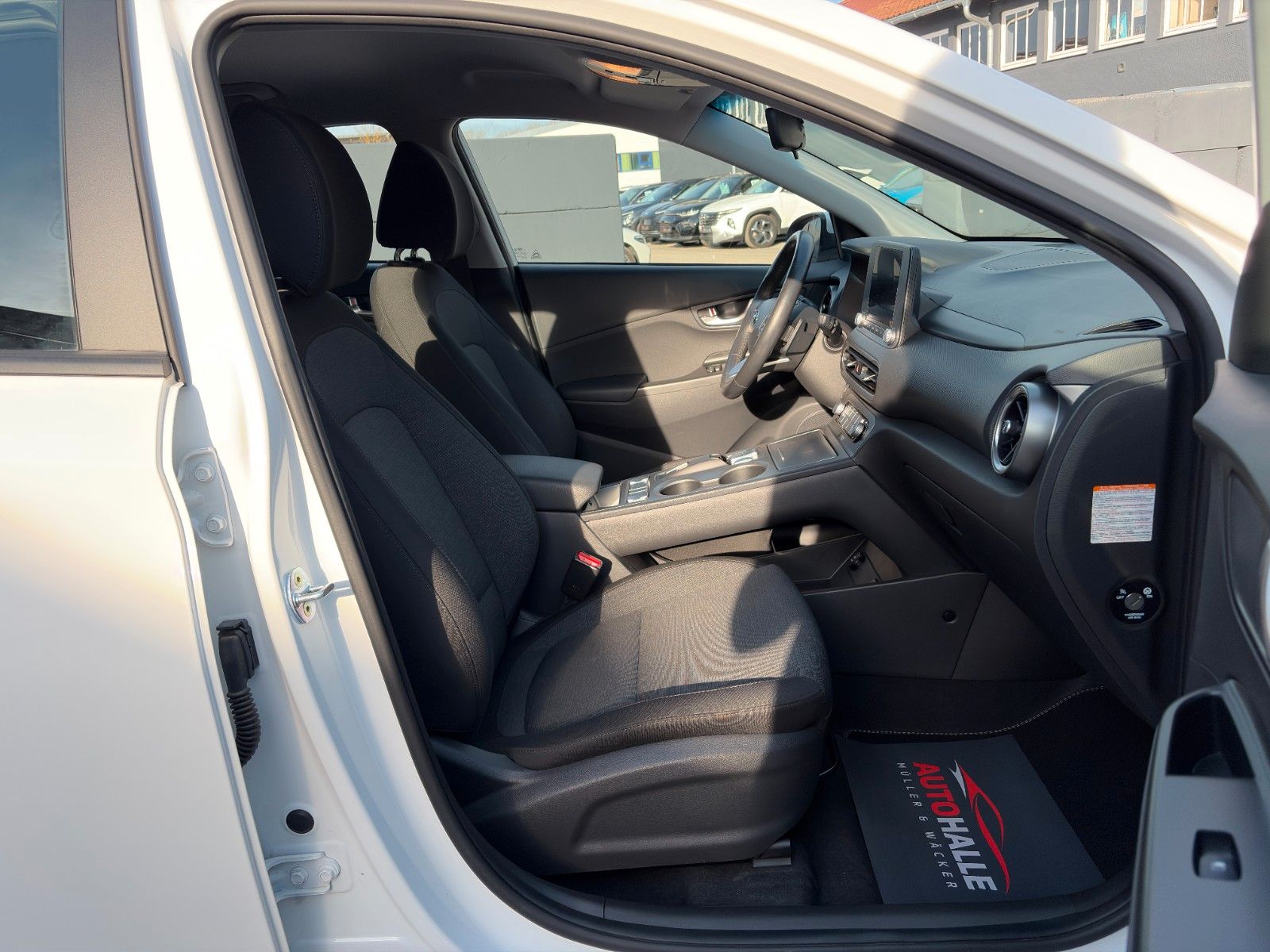 Fahrzeugabbildung Hyundai KONA E Select SHZ LHZ ACC LKA LFA Navi CarPlay