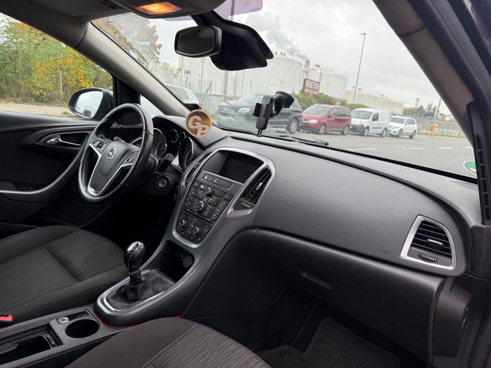 Opel Astra 2014 — фото 11
