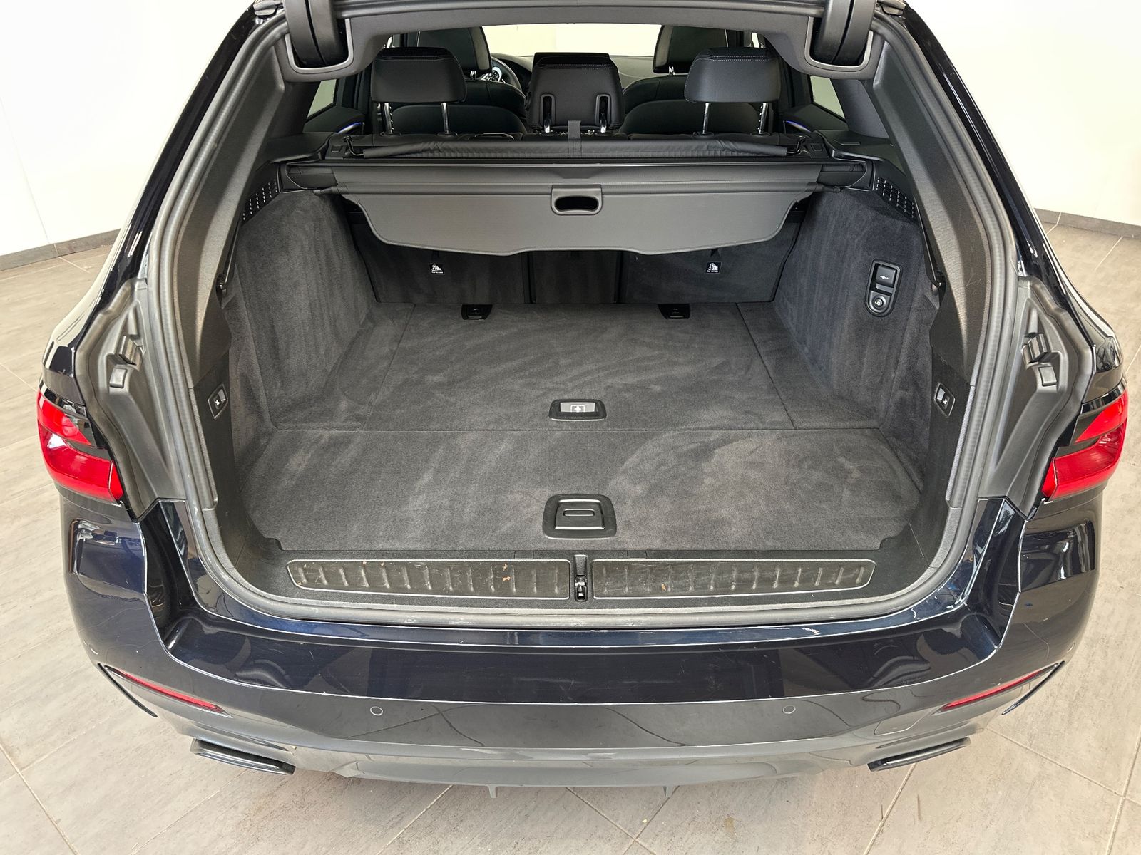 Fahrzeugabbildung BMW 520d Touring M-Sport NAV+LED+PANO+AHK+STHZG