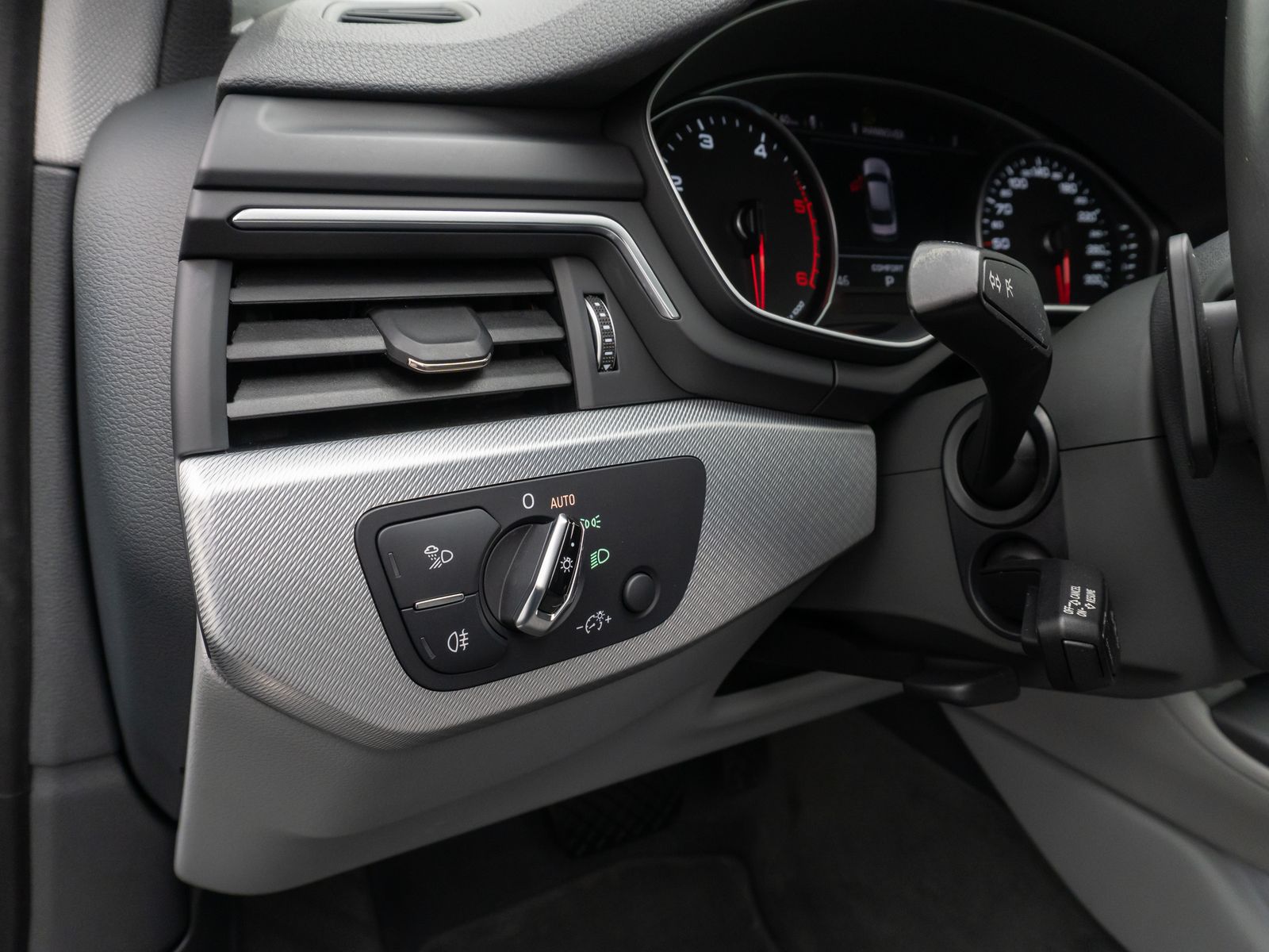 Fahrzeugabbildung Audi A4 quattro design Xenon PDC GSD Limit HiFi 18LM