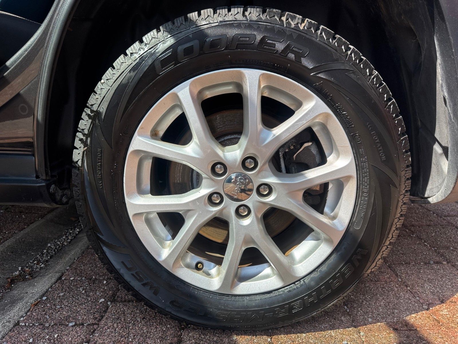 Fahrzeugabbildung Jeep JEEP CHEROKEE LONGITUDE 2.0L 4WD ALLRAD