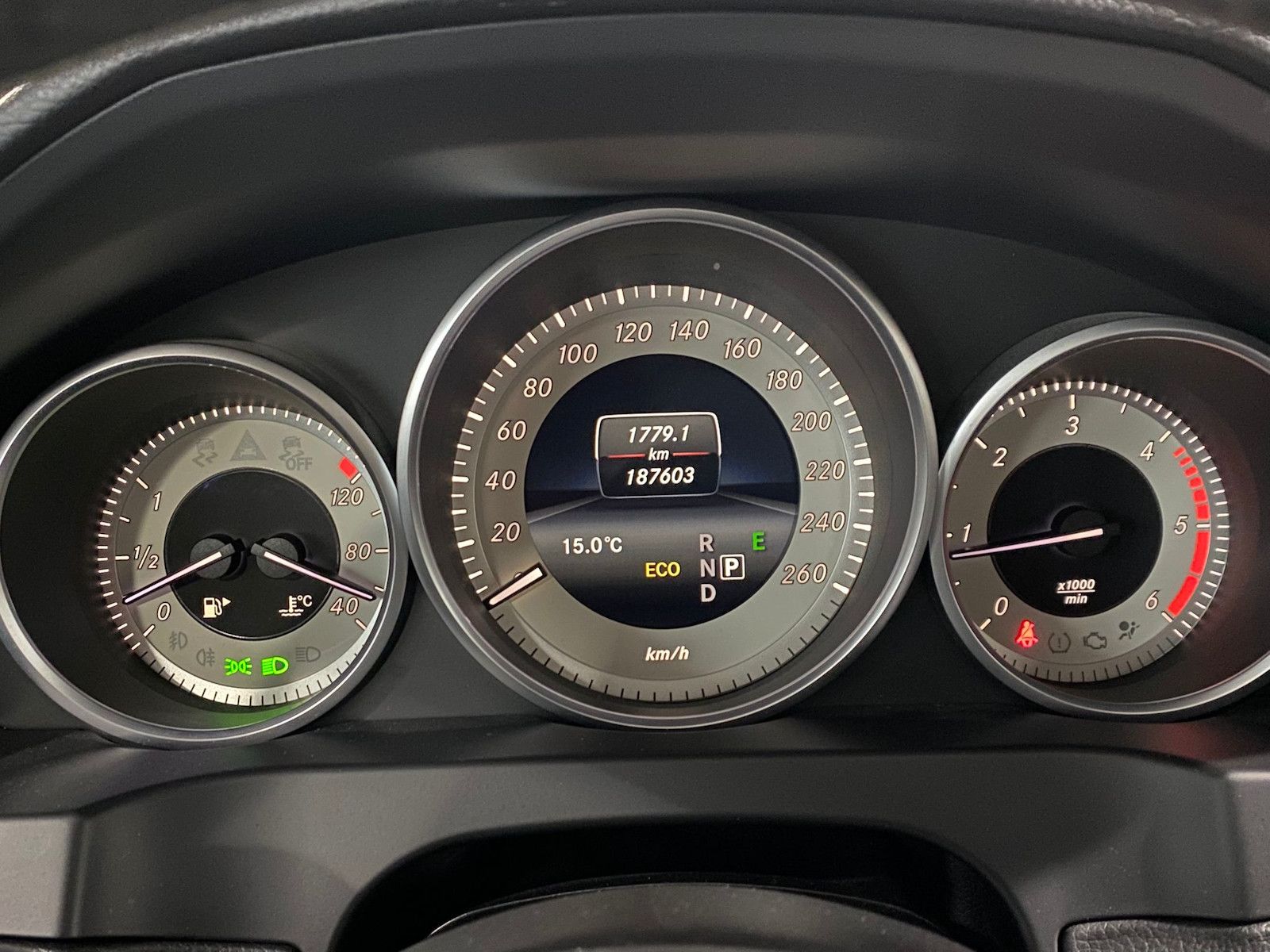 Fahrzeugabbildung Mercedes-Benz E 220 d BlueTec Sport/Leder/Pano/LED/1.Hand/