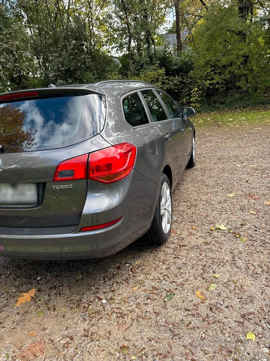 Opel Astra 2012 — photo 7