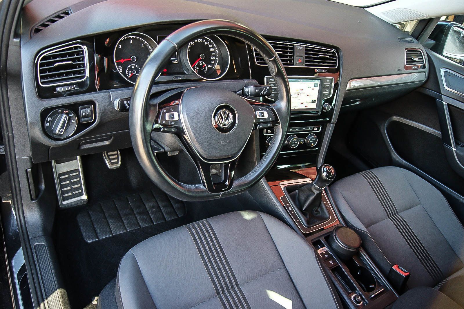 Fahrzeugabbildung Volkswagen Golf VII Allstar 16TDI NAVIGATION SIHZG TEMPOMAT