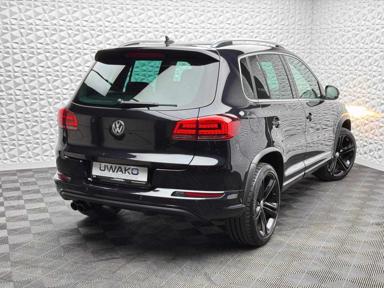 Fahrzeugabbildung Volkswagen TIGUAN 2.0 TDI R-LINE/4MOTION/STHZ/AHK/PANO/DYNA