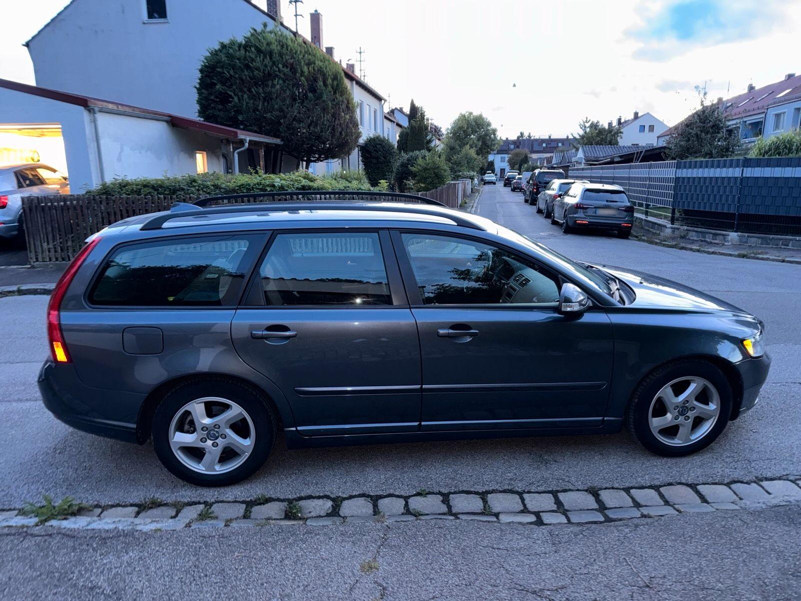 Volvo V50 2011 — interior