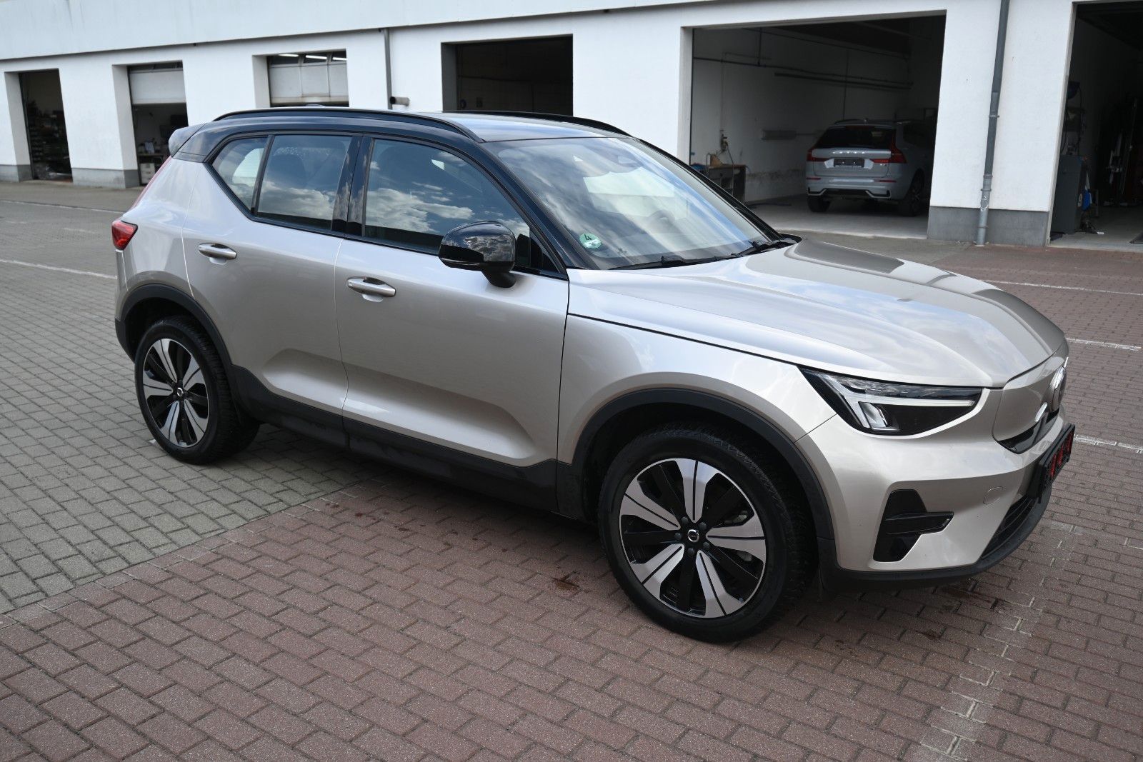 Fahrzeugabbildung Volvo XC40 BEV Plus Single Motor*2WD*WP*RW: 460 KM*