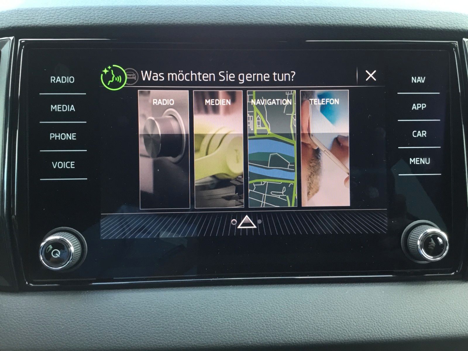 Fahrzeugabbildung SKODA Karoq 2.0l TSI DSG 4x4 Sportline+AHK+Matrix+Pano