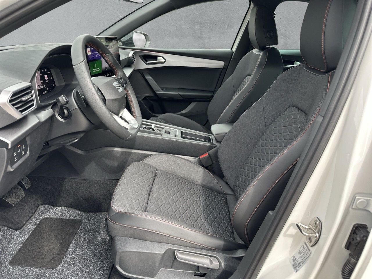 Fahrzeugabbildung SEAT Leon FR Black Edition 1.5 eTSI DSG