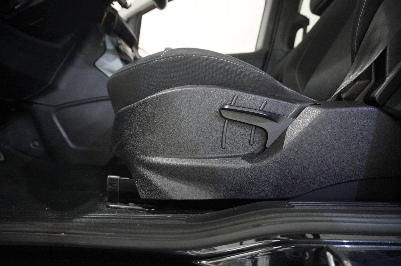 Fahrzeugabbildung Ford B-Max 1.0 TREND KLIMA/SHZ/PDC/NEBEL/WINTER/USB