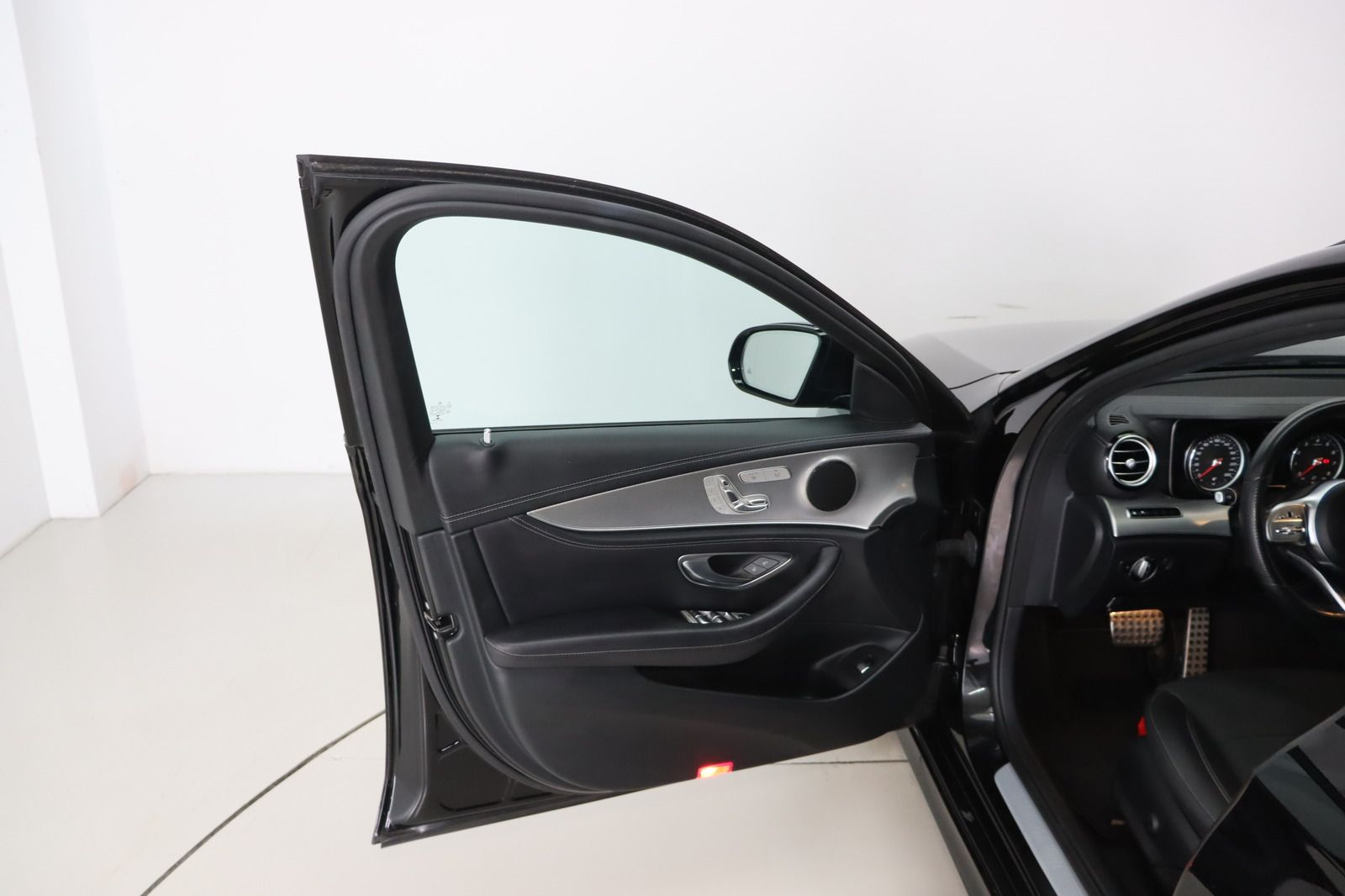Fahrzeugabbildung Mercedes-Benz E 200 T 4Matic * Schiebedach * Navi * AMG line
