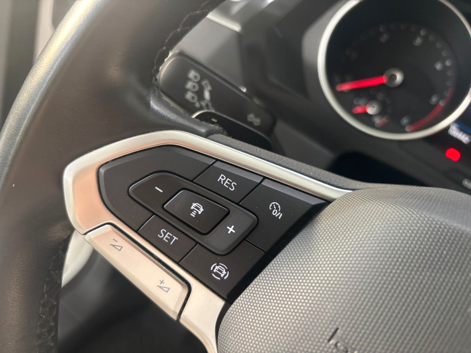Fahrzeugabbildung Volkswagen Tiguan 2.0 TDI Life 4Motion AHK/NAVI/KAMERA/SHZ