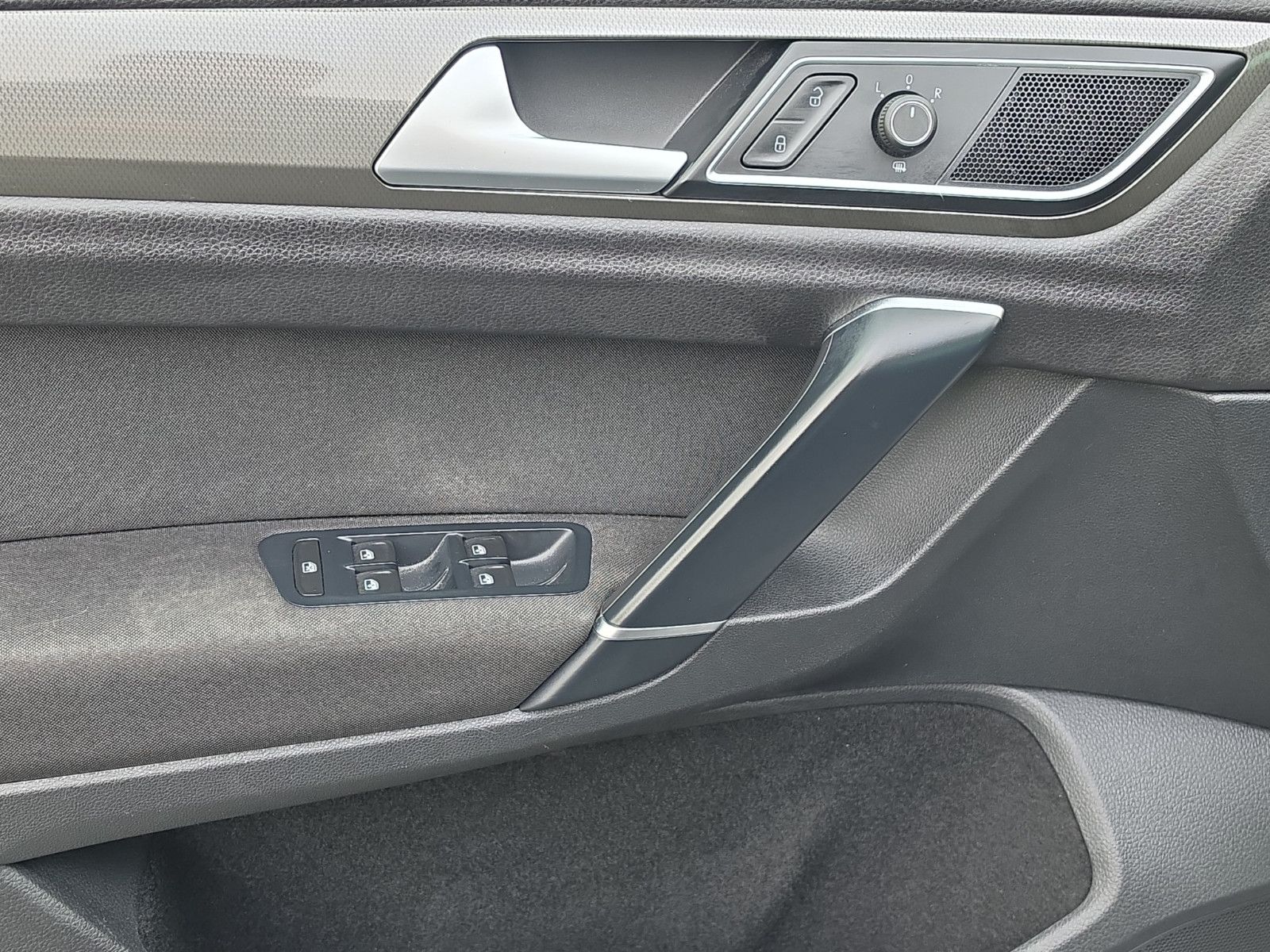 Fahrzeugabbildung Volkswagen Golf Sportsvan VII IQ.DRIVE AHK NAVI SHZ