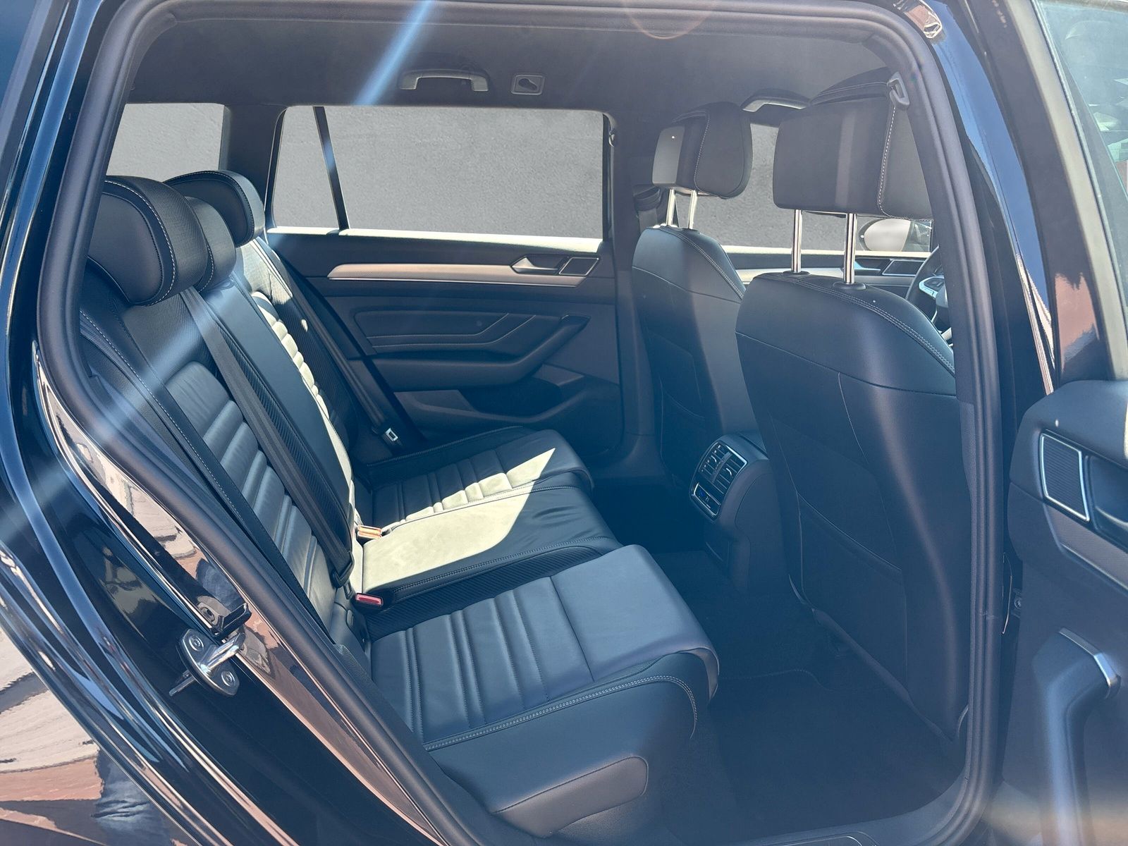 Fahrzeugabbildung Volkswagen Passat Variant 2.0 TDI R-Line AHK elek. Heckkl.