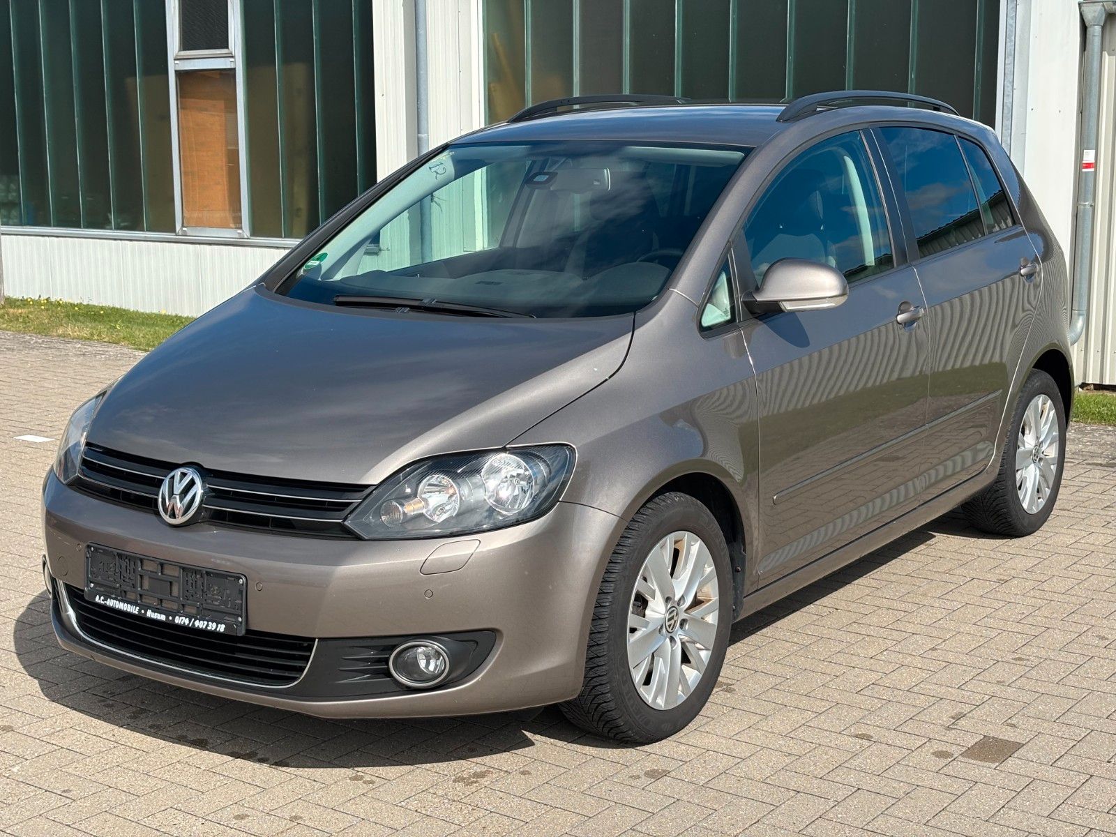 Volkswagen Golf - 1