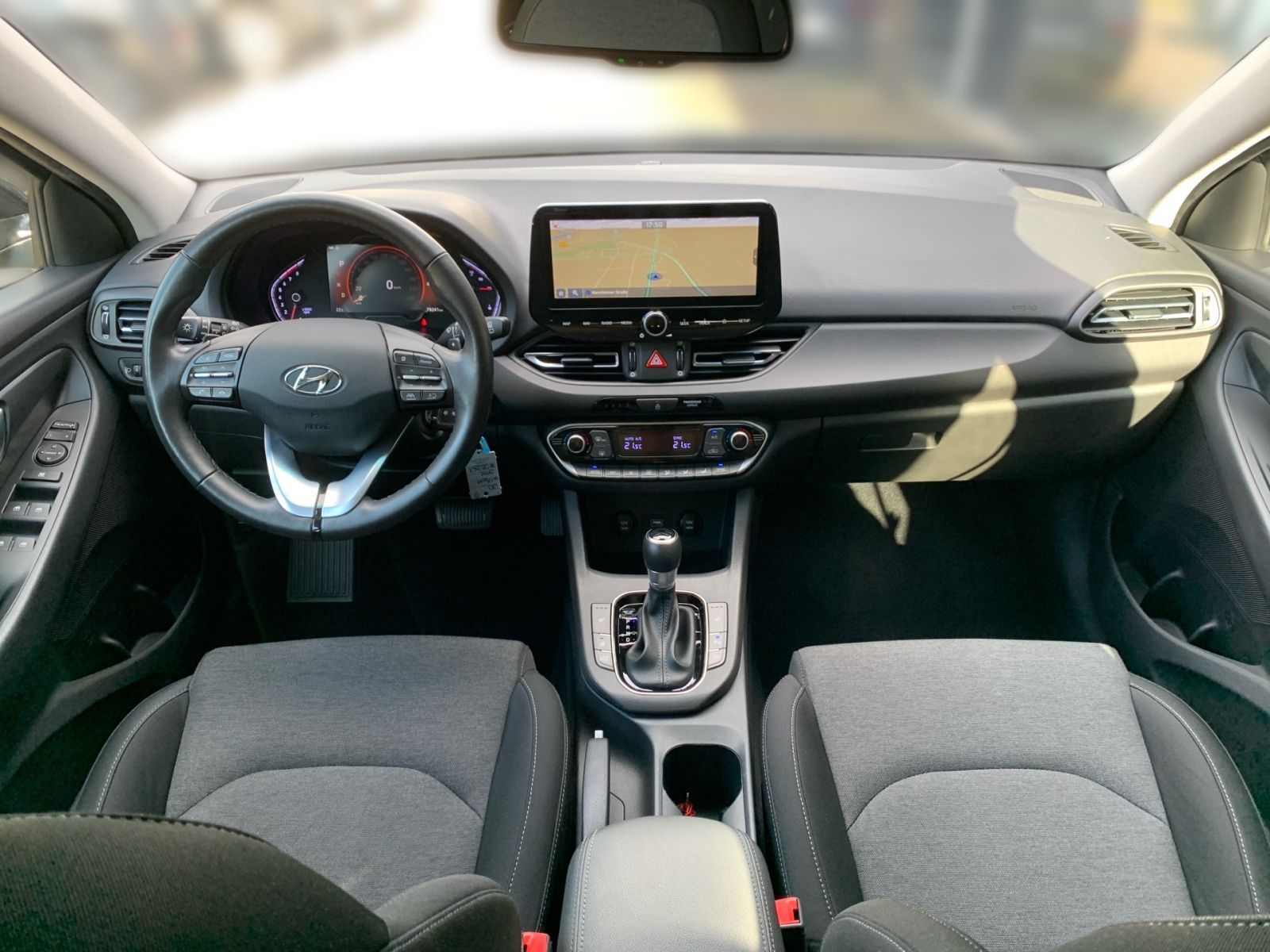 Fahrzeugabbildung Hyundai i30 Kombi 1.5 T-GDI 7-DCT Intro Edition Mild-Hyb