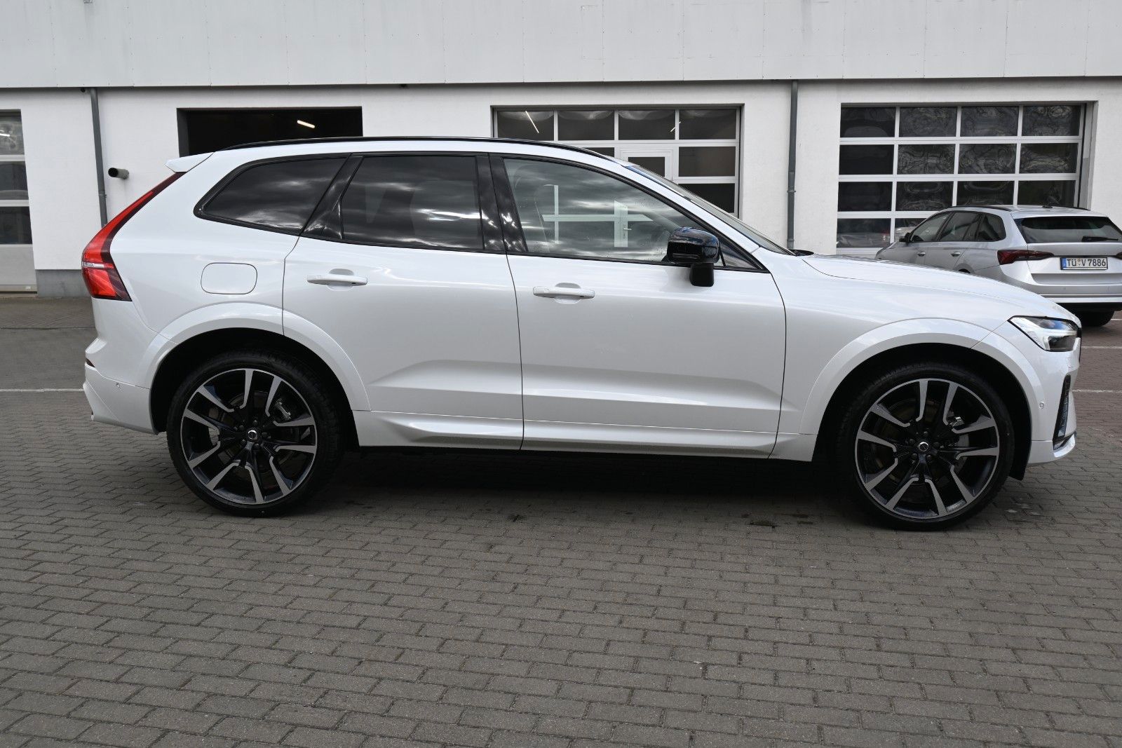 Fahrzeugabbildung Volvo XC60 B5 AWD Ultra Dark*LUFT*360°*ACC*B&W*AHK