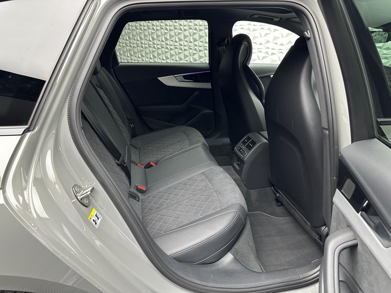 Fahrzeugabbildung Audi A4 40 TDI QUA/S-LINE/COMPETITION/MATRIX/PANO/B&O