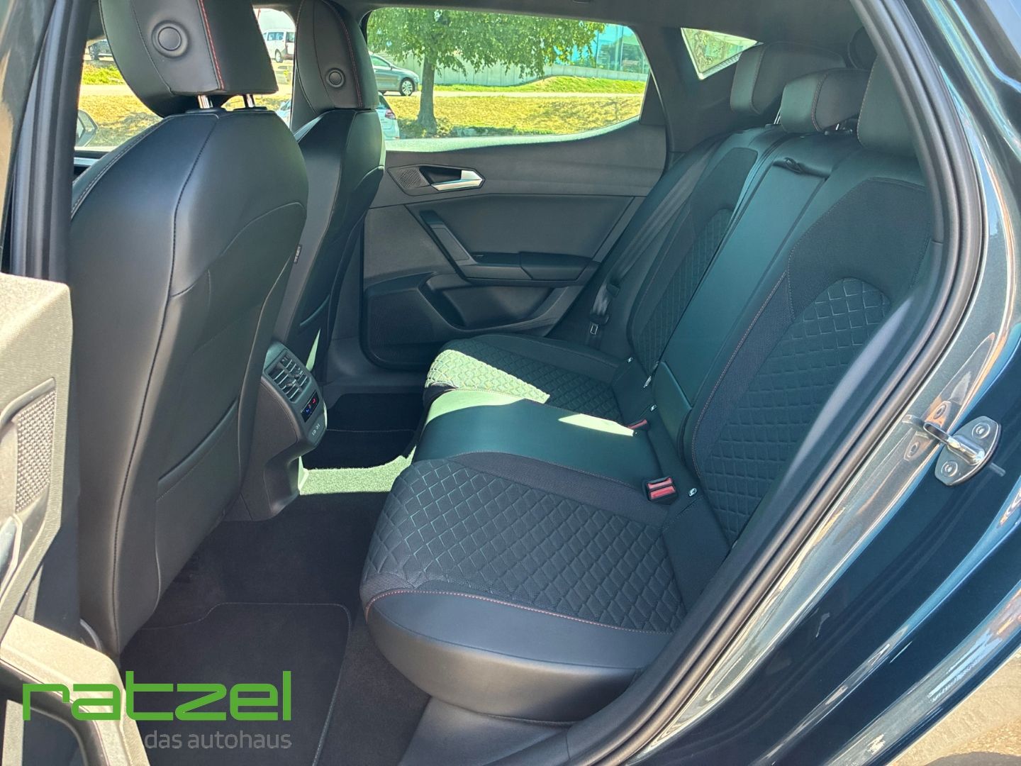 Fahrzeugabbildung SEAT Leon FR 1,5 eTSI 110 AHK Navi LED Digitales Cock
