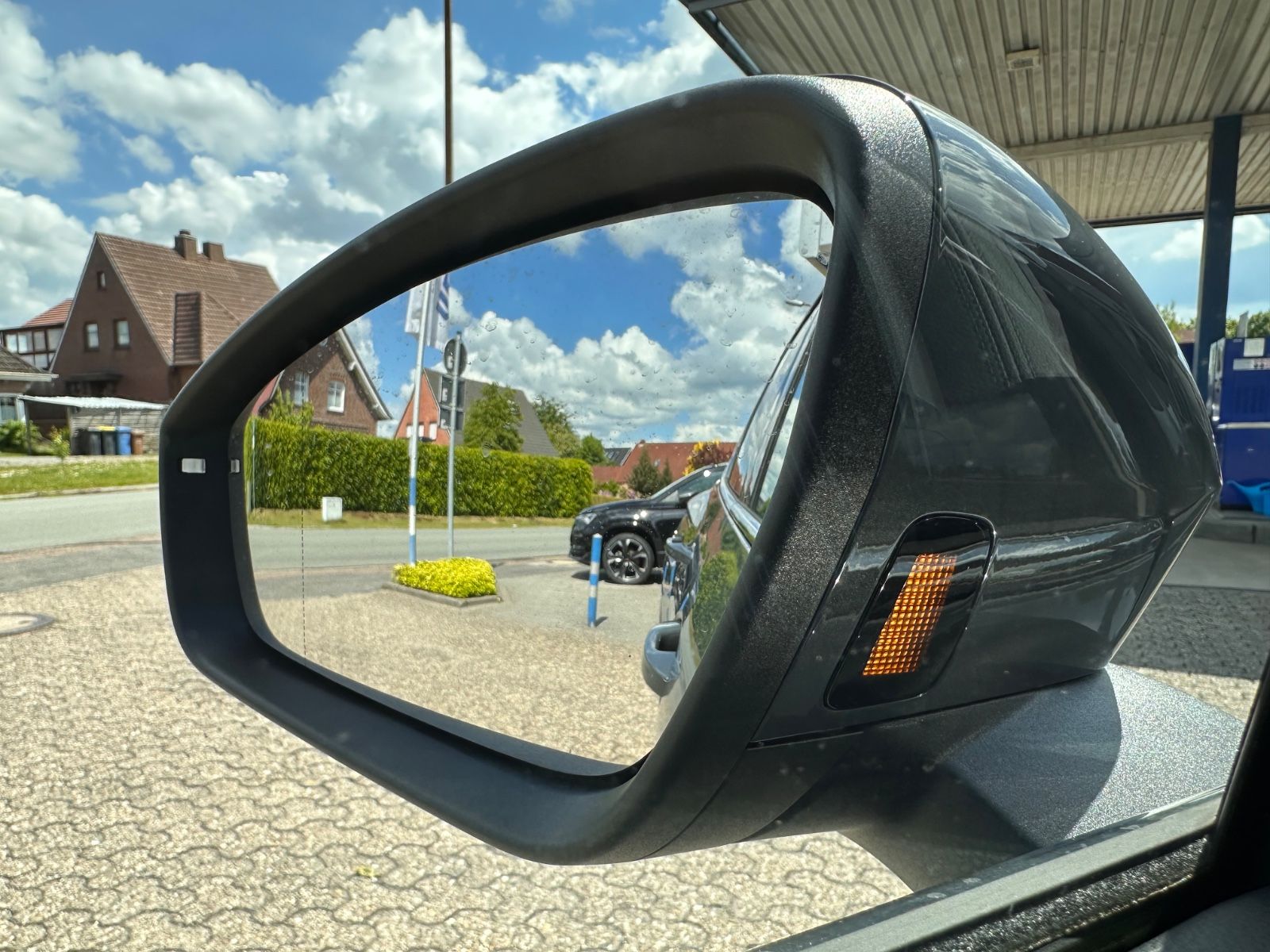 Fahrzeugabbildung Volkswagen Tiguan 1.5 eTSI R-Line DSG AHK/Navi/APP/LED/SHZG