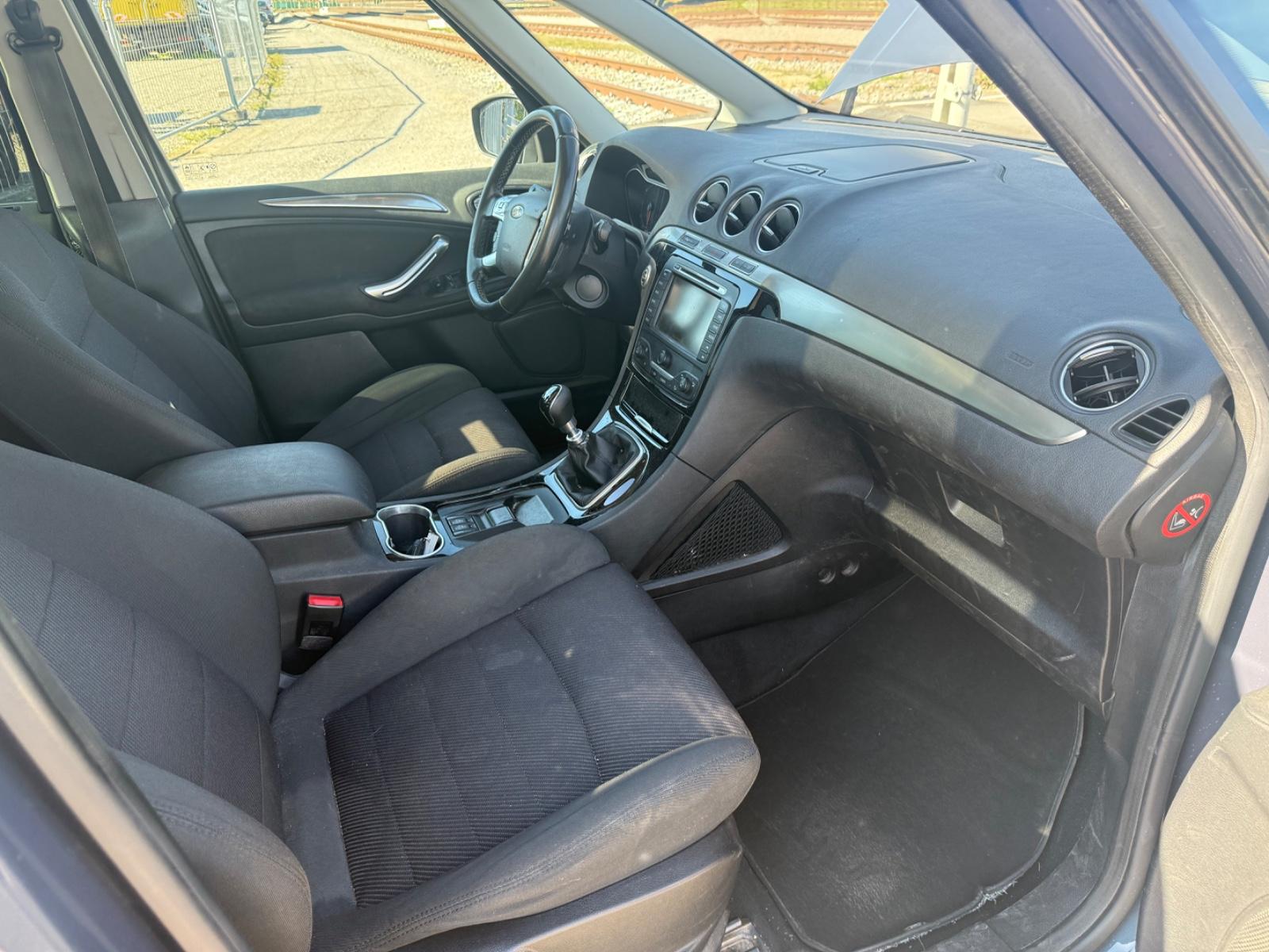 Ford Galaxy 2012 — photo 10