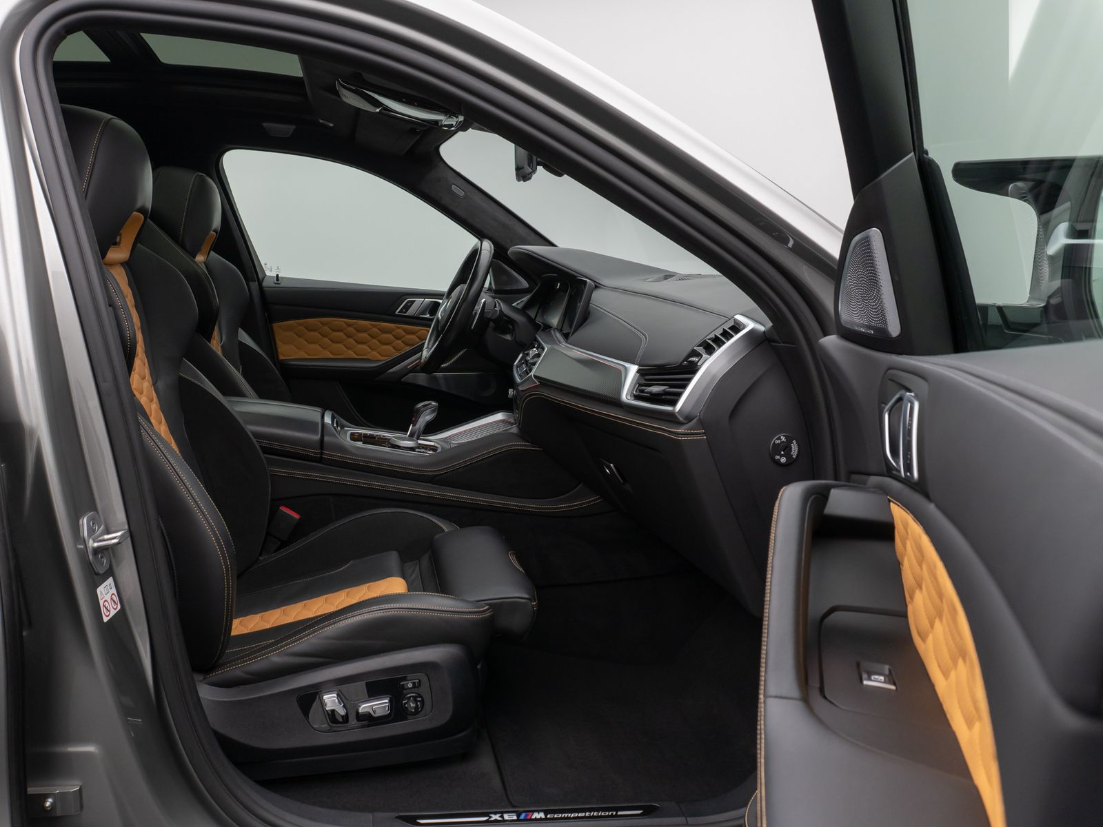 Fahrzeugabbildung BMW X6 M Panorama 360°Laser B&W Massage SoftCl AHK