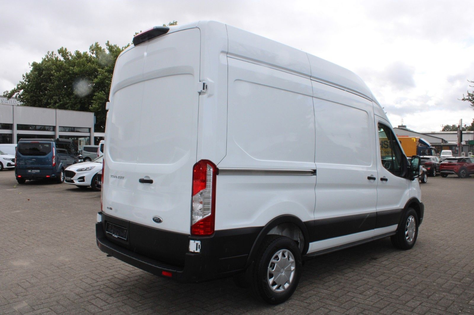 Fahrzeugabbildung Ford Transit 330 L2 H3 hoch TREND Kasten NAVI CAM ACC