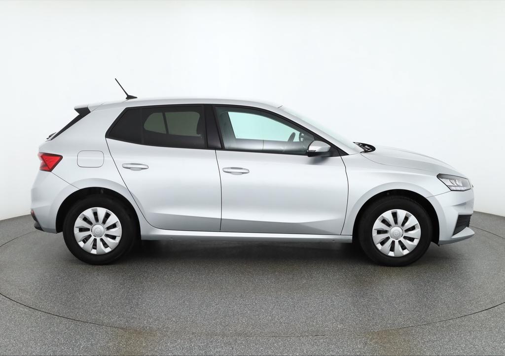 Skoda Fabia 2022 г. Серебристый, пробег 32399 км