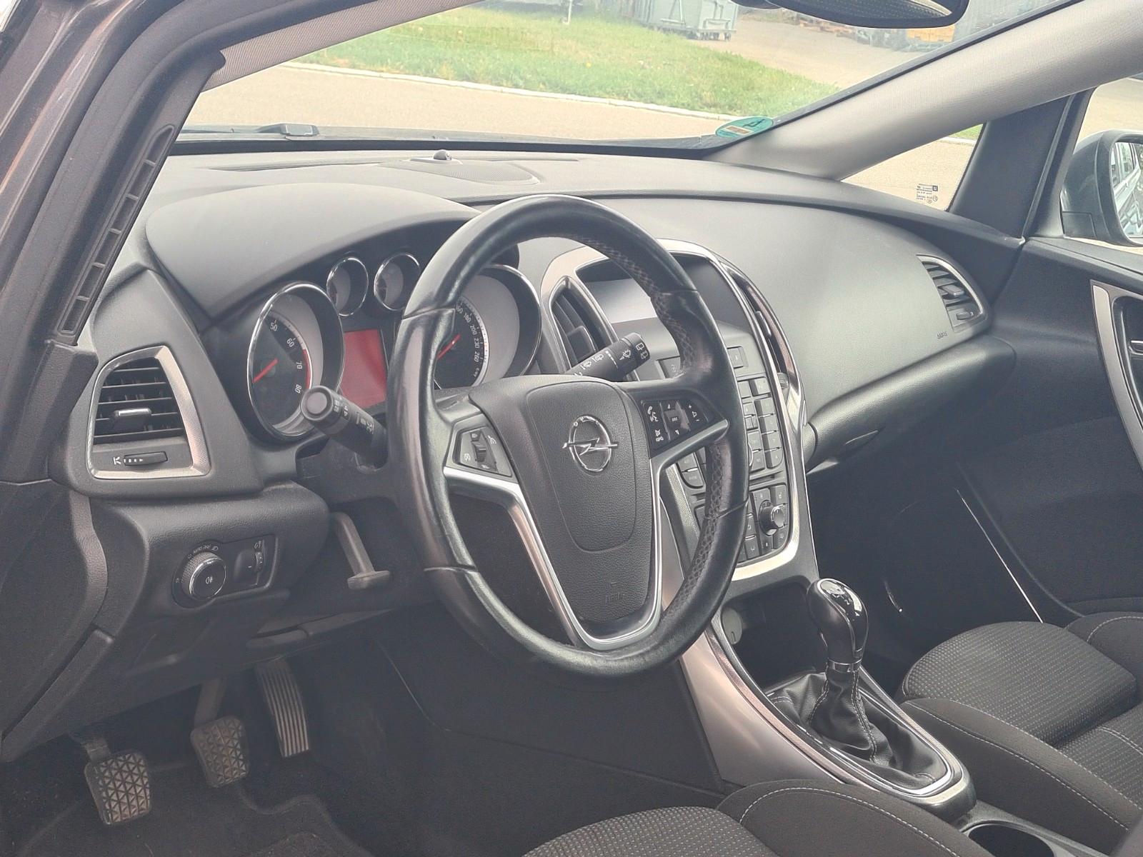 Opel Astra 2011 — photo 23