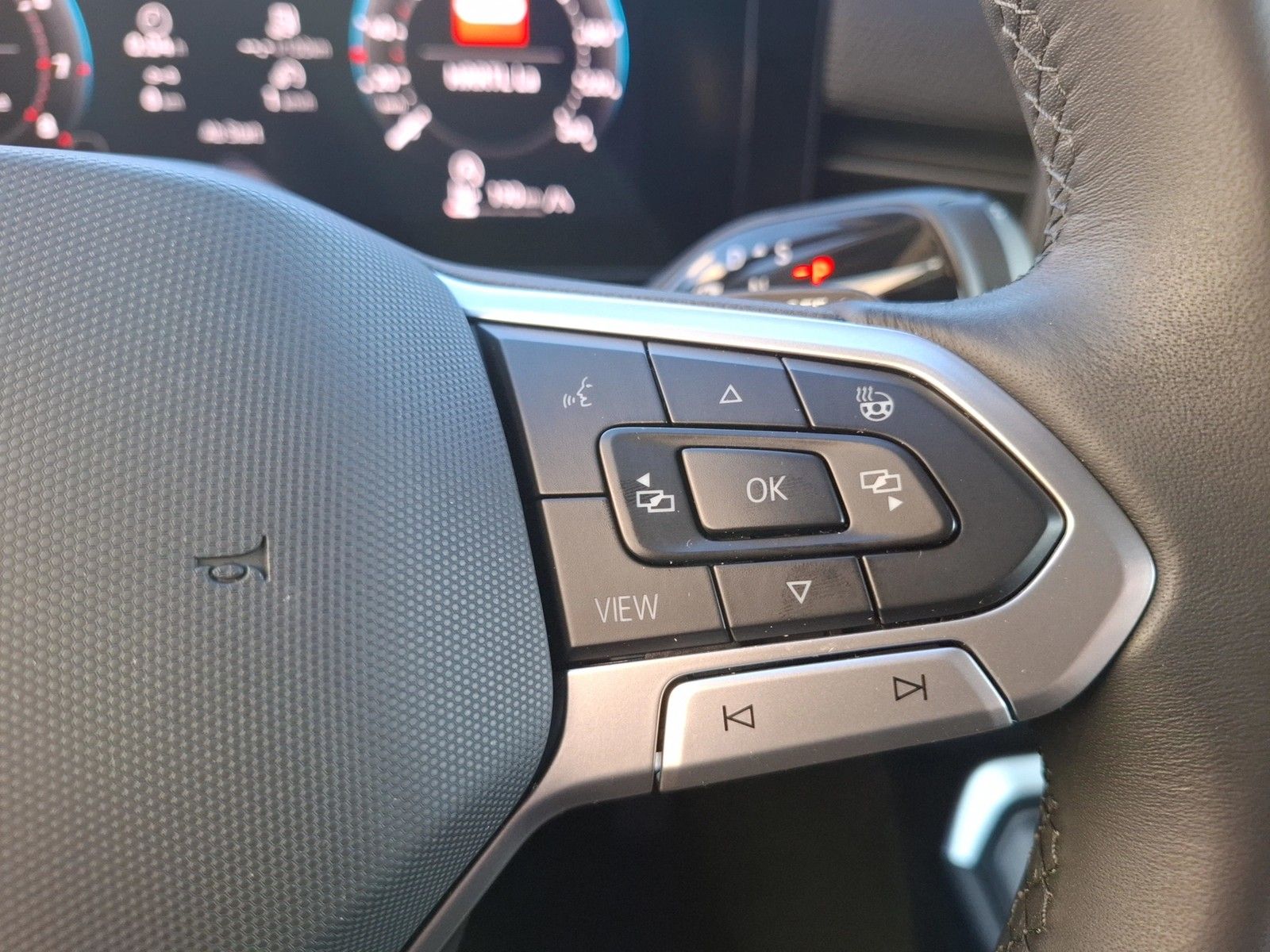 Fahrzeugabbildung Volkswagen T-Roc eTSI  Life DSG LEDplus Navi AID ACC RFK SH
