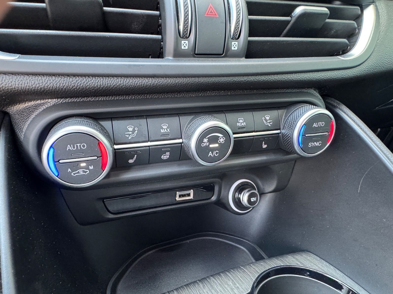 Fahrzeugabbildung Alfa Romeo Giulia Ti Q4/MEMORY/ACC/NAVI/KAMERA/LEDER/