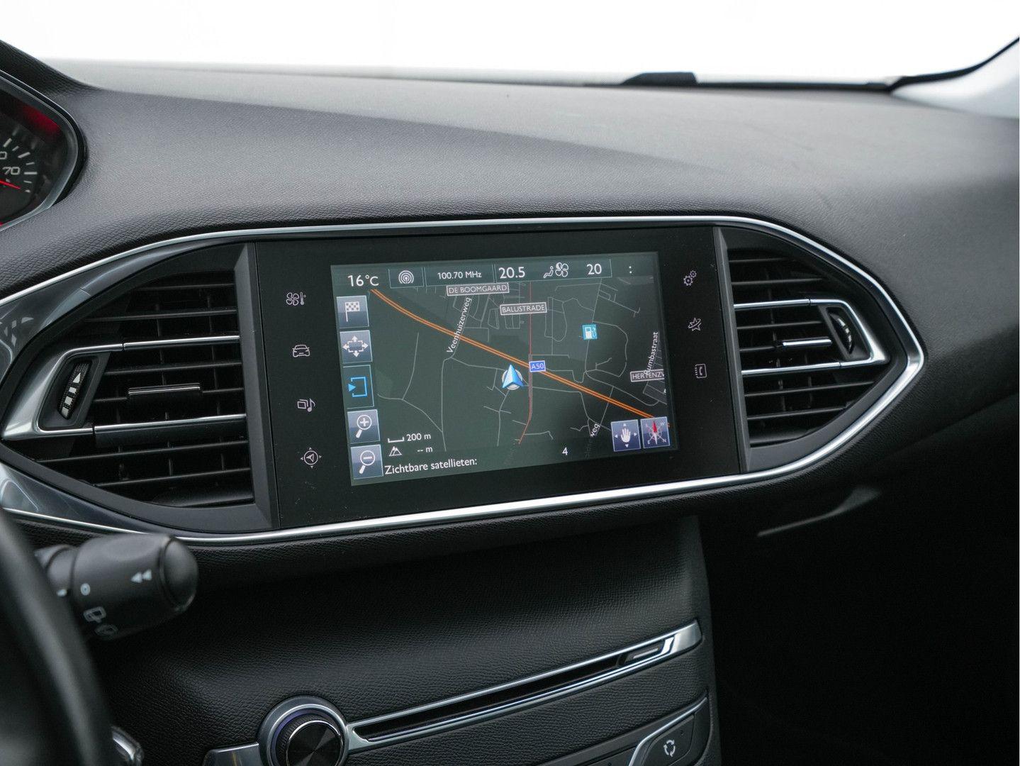 Peugeot 308 2015 — photo 14