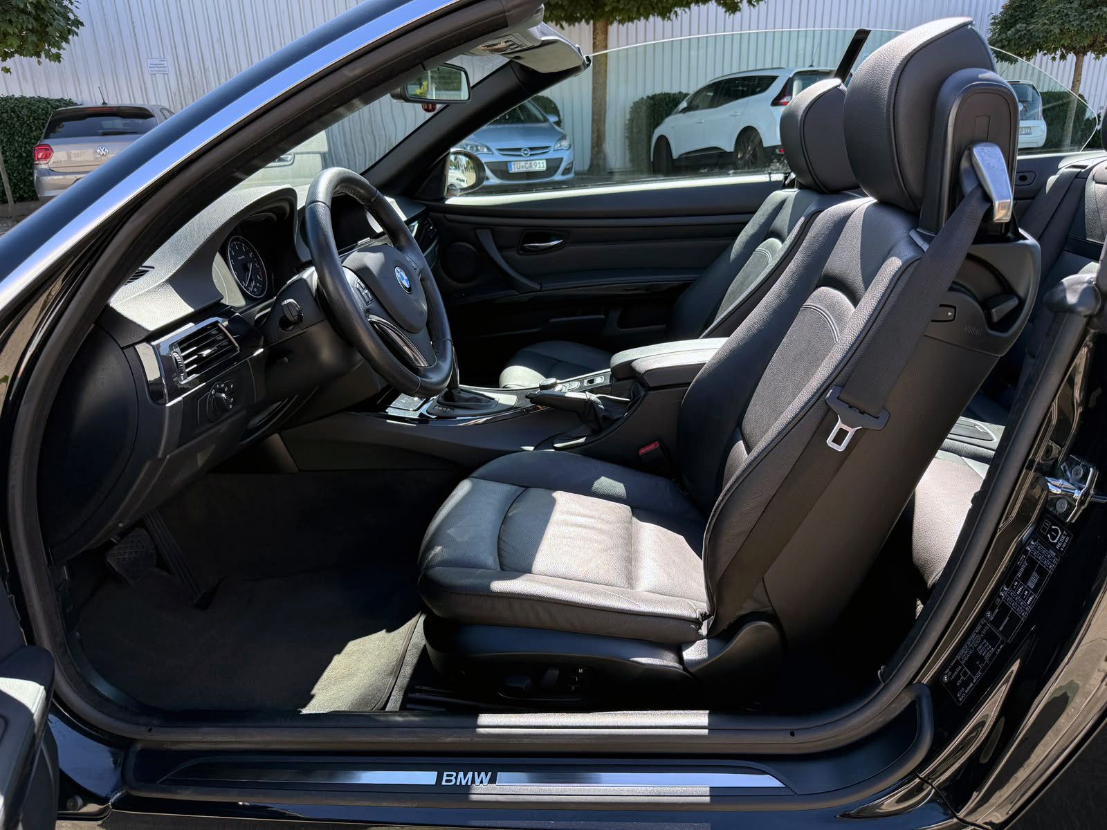 Fahrzeugabbildung BMW 335i E93 Cabrio Automatik PDC SHZ MEMORY NAV BT