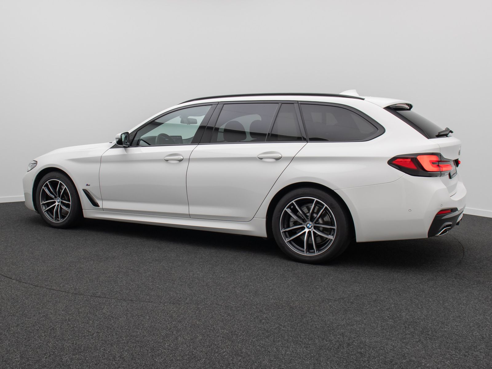 Fahrzeugabbildung BMW 520d xD M Sport HUD Kamera DAB Alarm AHK 18Zoll