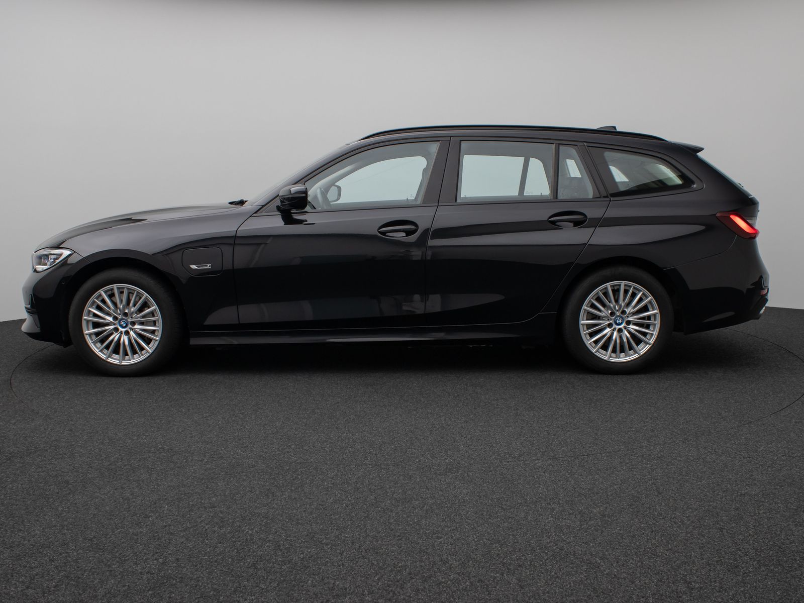 Fahrzeugabbildung BMW 330e xD SportLine Panorama Laser HUD DAB Komfort