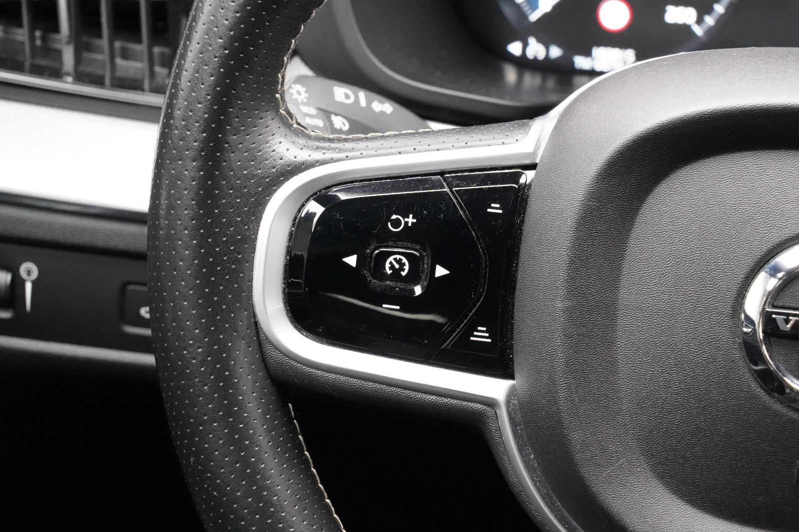 Volvo XC60 2.0 R-Design SHZ CarPlay Keyless PDC GRA