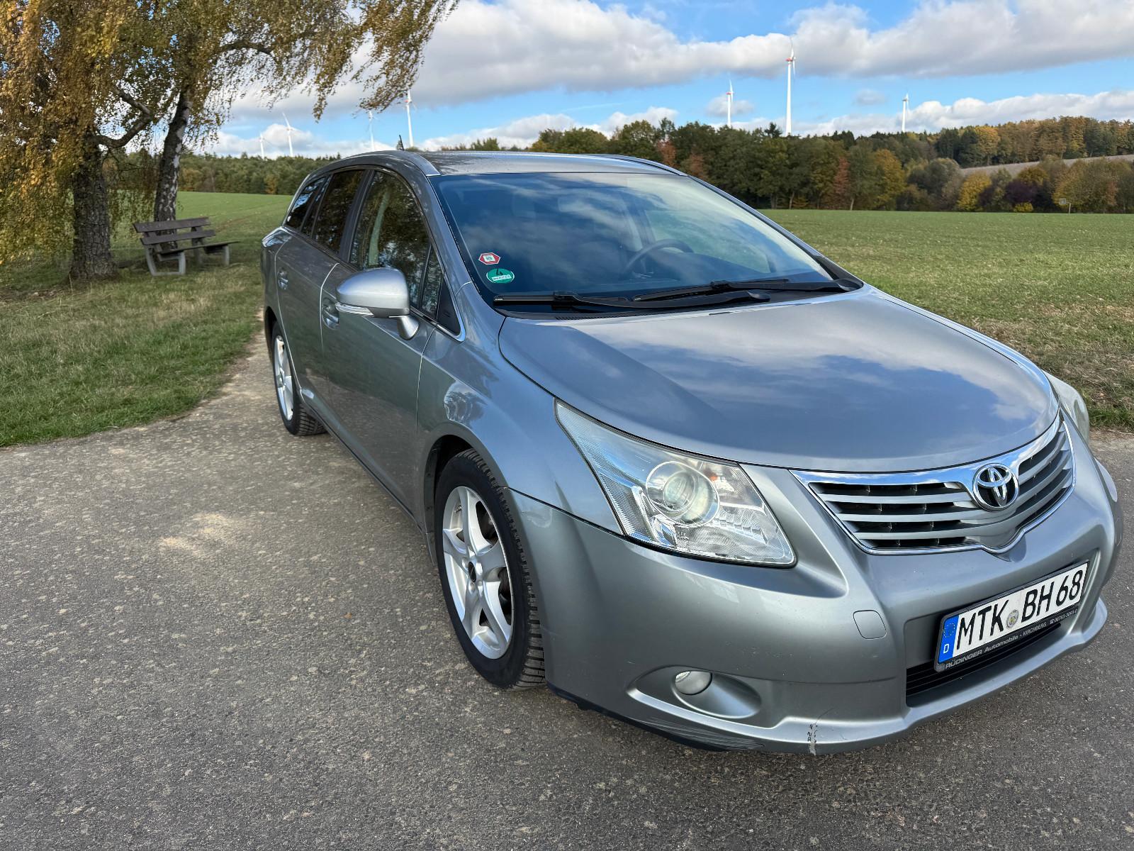 Toyota Avensis 2011 — rear view