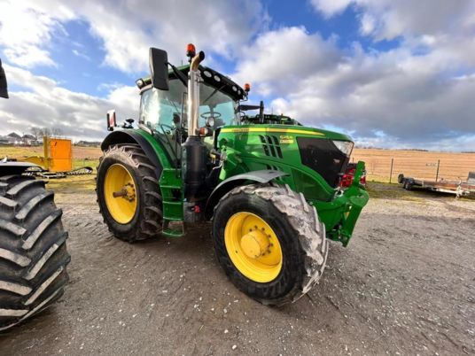 John Deere 6215R