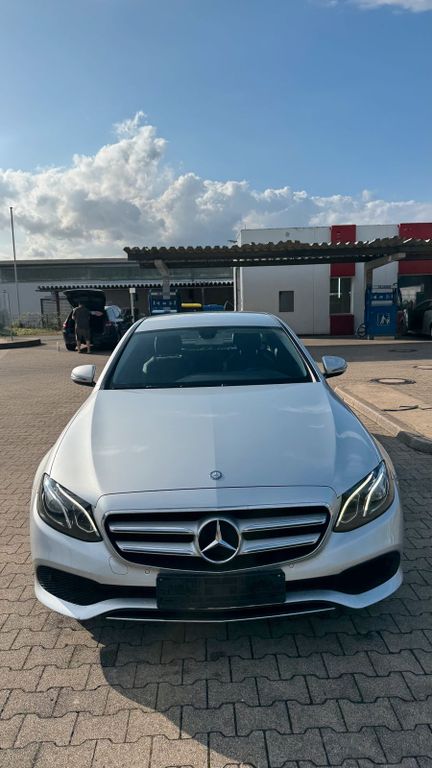 Image of Mercedes-Benz E 220
